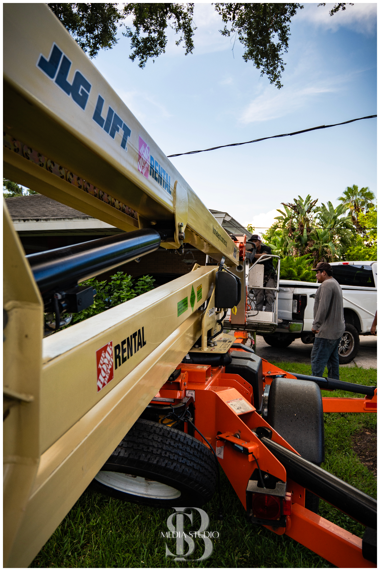 JLG lift and equipment ready for tree removal