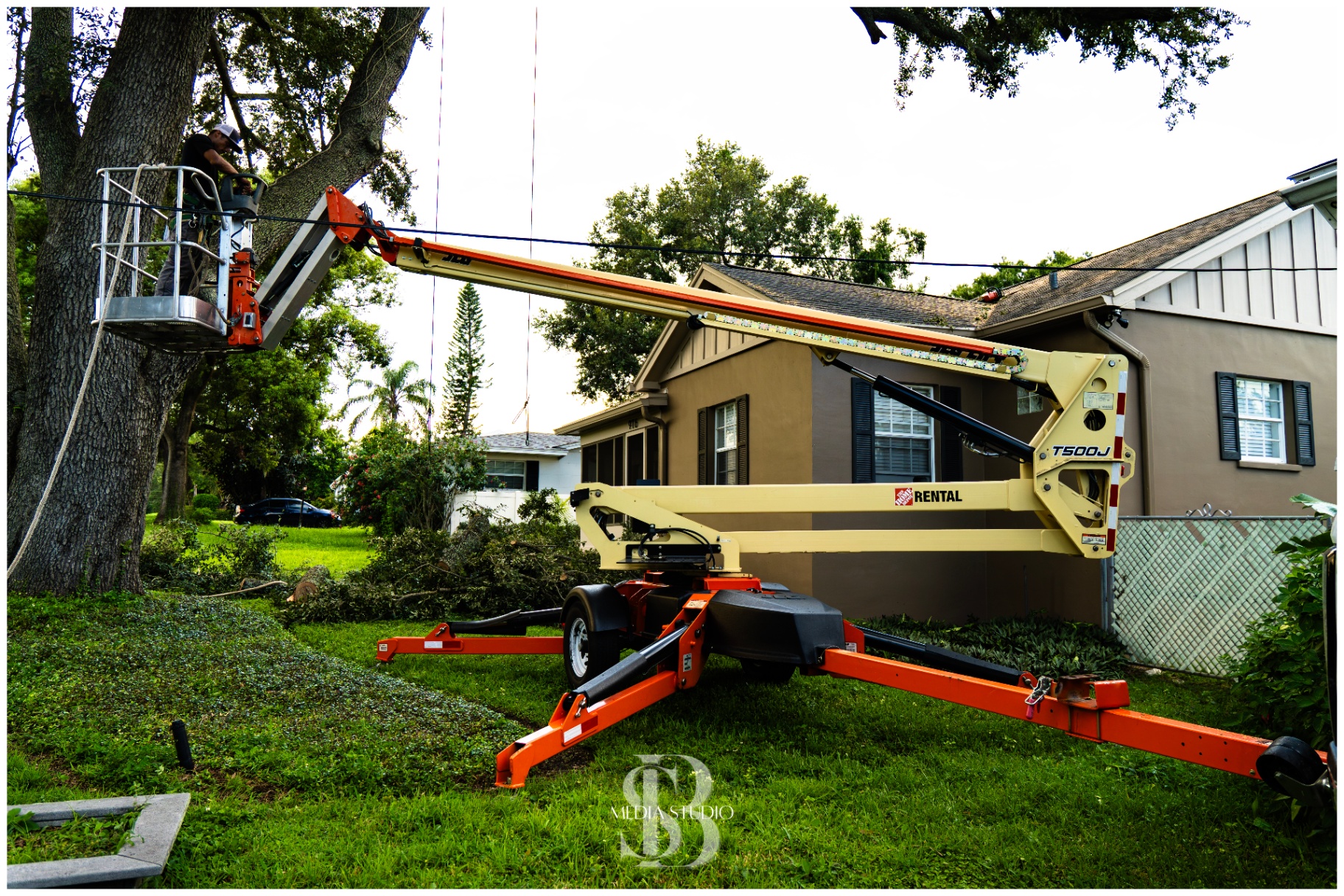 JLG T500J lift staged for tree work in Polk County yard